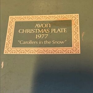 Avon 1977 Holiday Plate with Elegant Design
